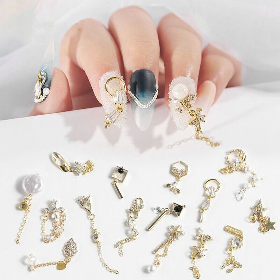 Mẫu móng tay gắn charm nail phối kim tuyến