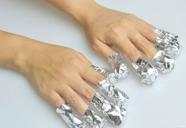 Móng đắp bột cần được ngấm acetone và quấn giấy bạc