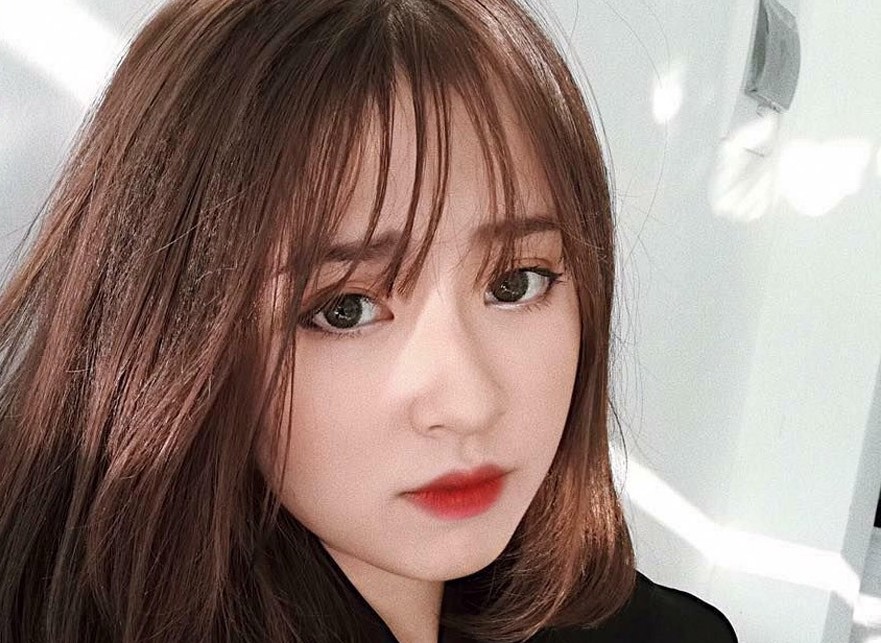Gương mặt dài phù hợp tóc ngắn ngang vai kết hợp mái thưa