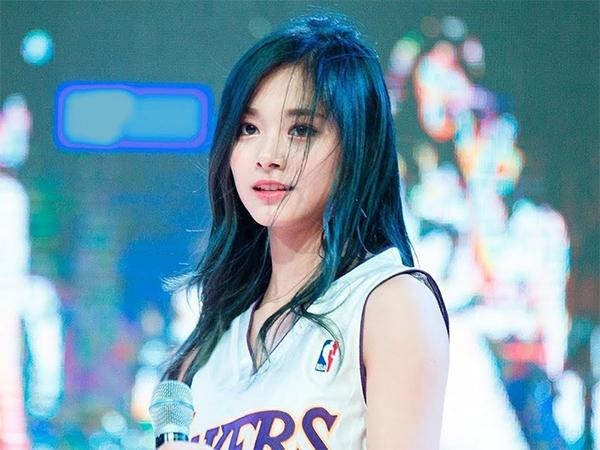 Tóc xanh đen khói: Màu tóc đẹp tôn da nổi bật hot nhất hiện nay - 10