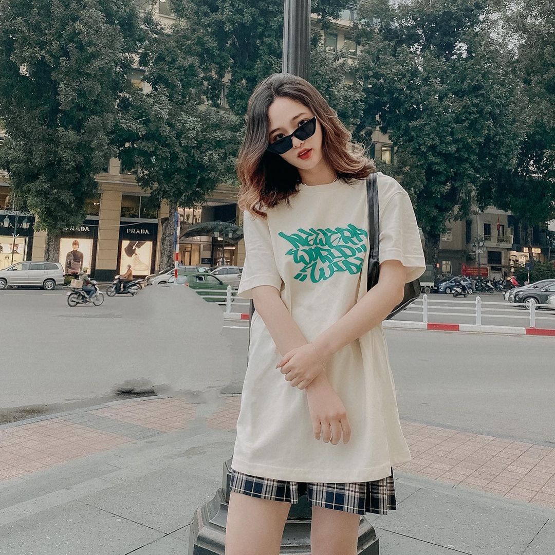 Thả dáng cực xinh cùng 7 cách phối áo phông rộng với chân váy