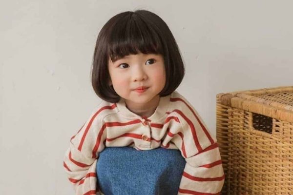 Bé gái với kiểu tóc bob có mái