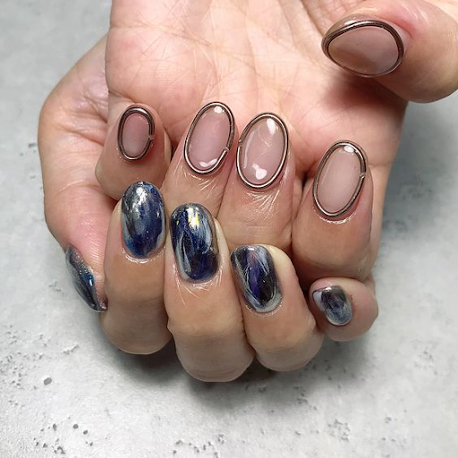 Mẫu trang trí charm nail viền móng