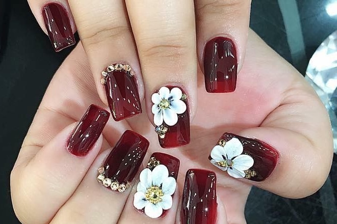 Các mẫu vẽ hoa móng tay đẹp đính đá