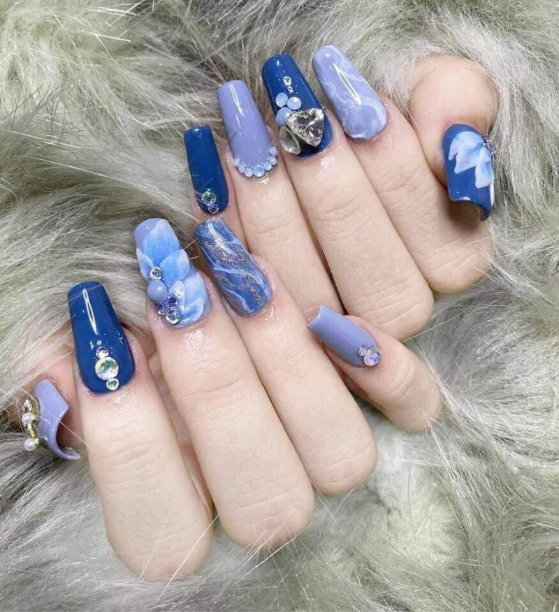 Mẫu móng tay màu xanh dương đính đá