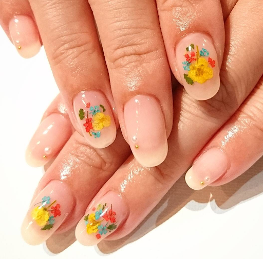 Mẫu nail ẩn hoa khô phong cách mùa xuân