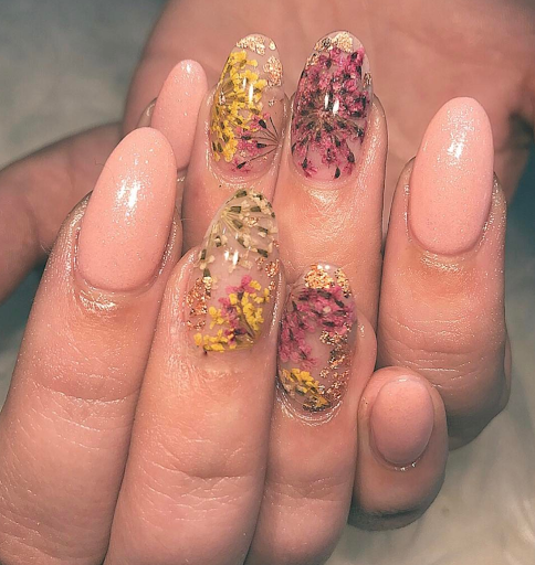 Mẫu nail ẩn hoa khô phong cách mùa xuân