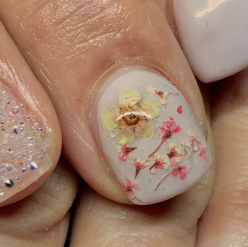 Mẫu nail ẩn hoa khô phong cách nhật bản