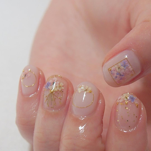 Mẫu nail ẩn hoa khô phủ kim tuyến đầu móng