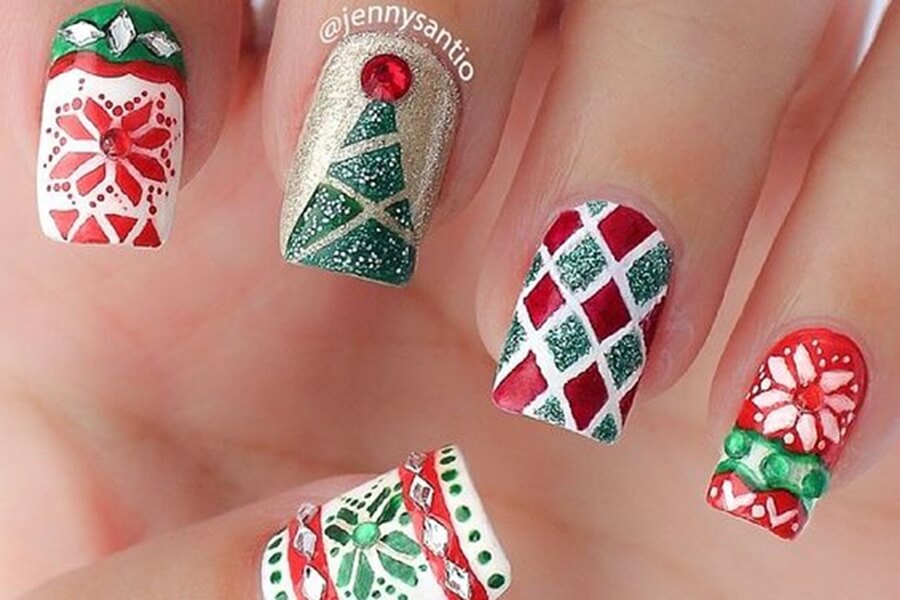 Mẫu móng tay đẹp cho Noel với cây thông sặc sỡ