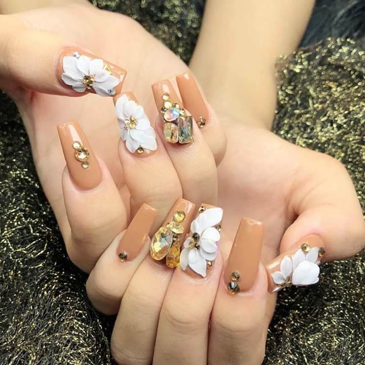 những mẫu nail hoa khô