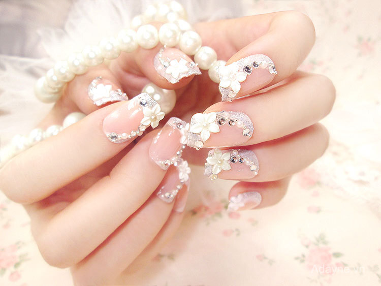 Mẫu nail đính đá đơn giản mà đẹp tinh tế