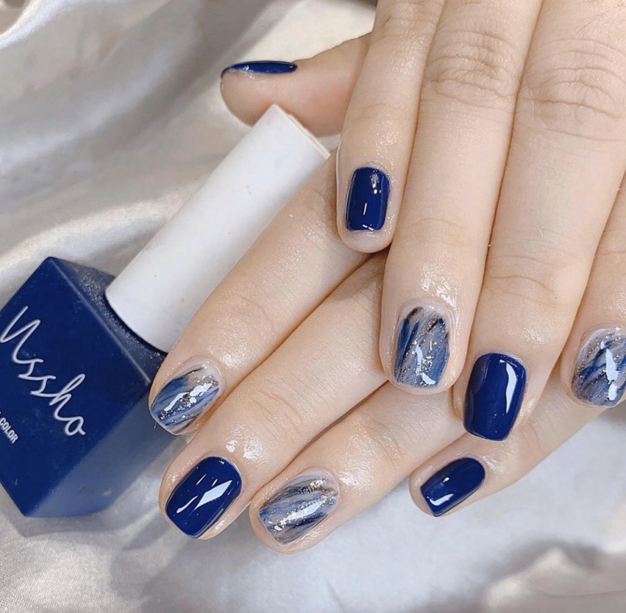 Mẫu nail màu xanh cổ điển