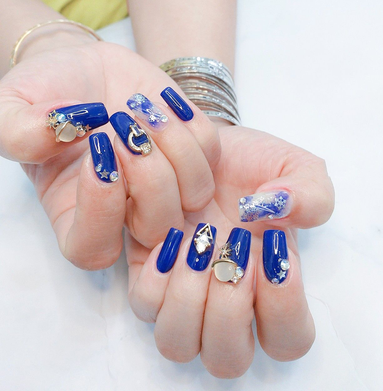 Mẫu nail màu xanh dương đính đá đẹp