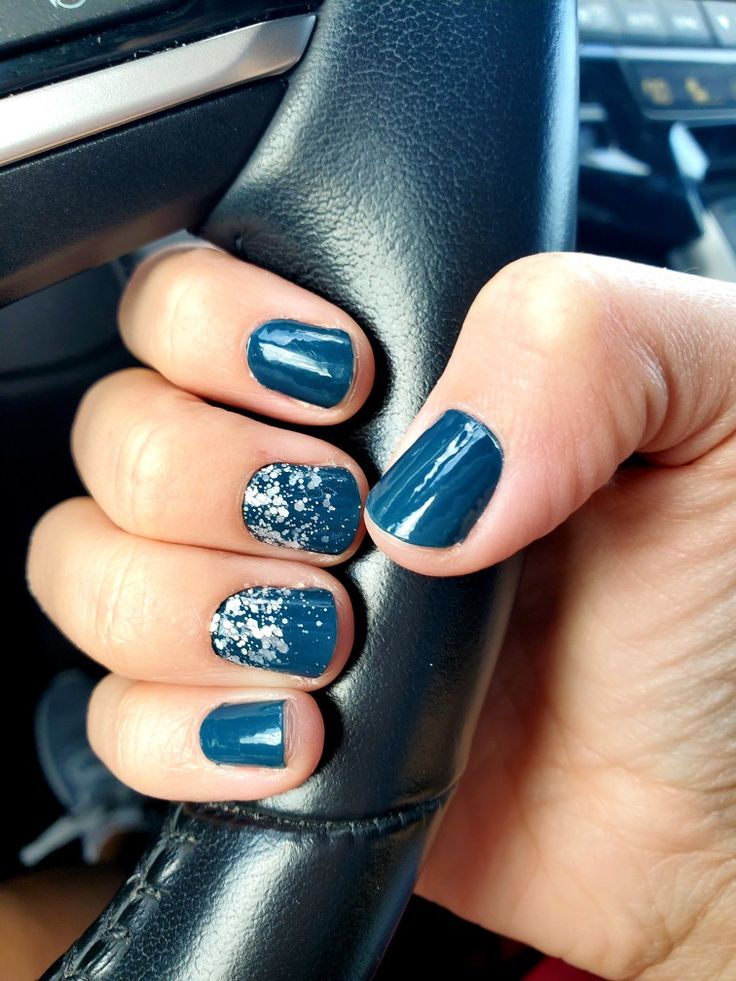 Mẫu nail màu xanh dương nhạt đơn giản