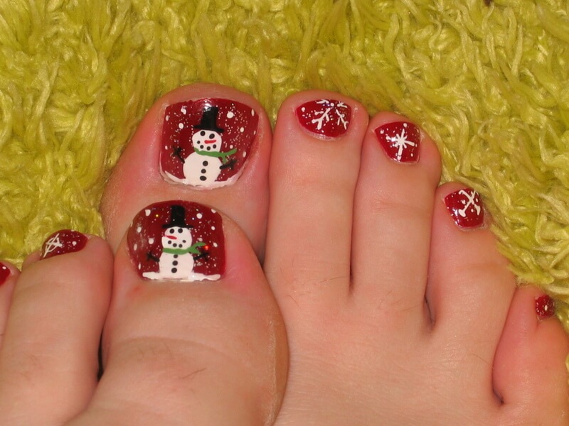 Mẫu nail chân Noel người tuyết dễ thương trên nền sơn đỏ