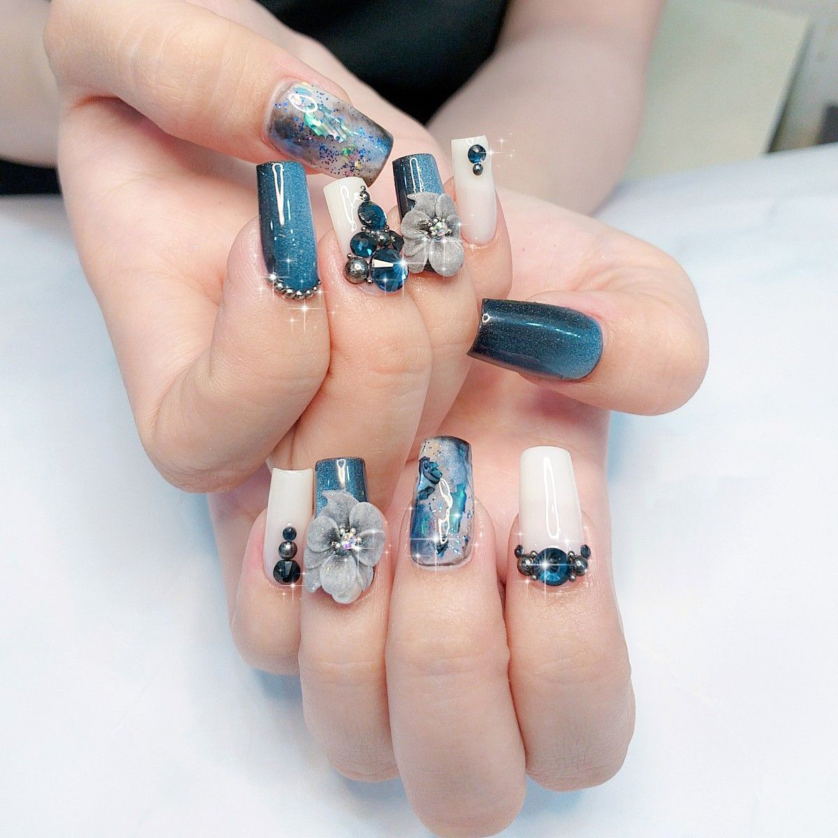 Mẫu nail xanh dương đính đá đẹp nhất