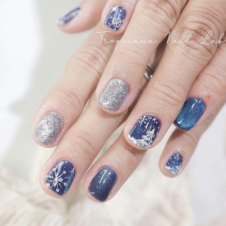 Mẫu nail xanh dương nhạt có họa tiết độc đáo