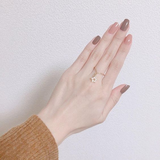 Màu nude khiến cho móng tay đẹp hơn