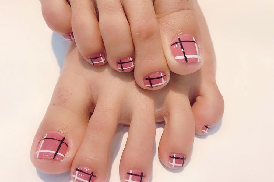Mẫu nail tông hồng với họa tiết đen trắng trẻ trung