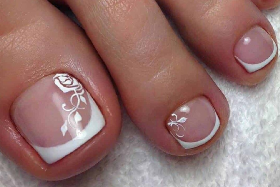 Nail màu nude với họa tiết trắng