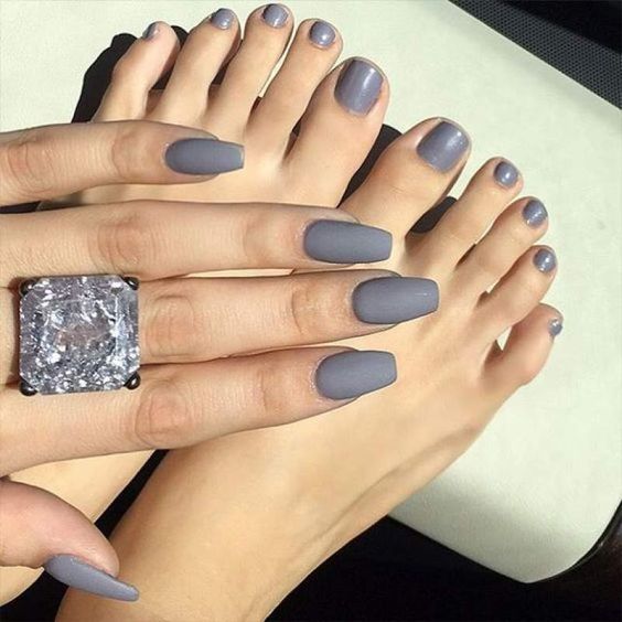 Màu sơn móng chân xám tro rất hợp với người da ngăm