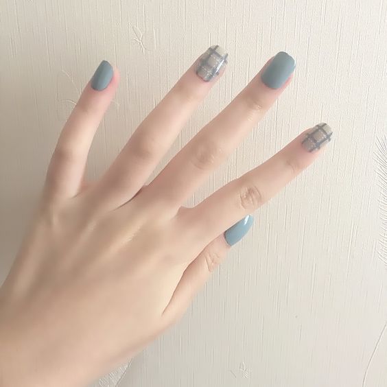 Nail màu xanh pastel phá cách được trang trí bằng đường nét đơn giản