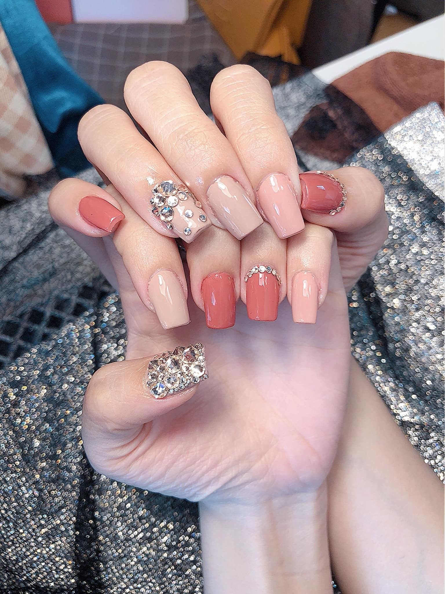 móng tay giả đính đá nude nhẹ nhàng không kém phần nổi bật