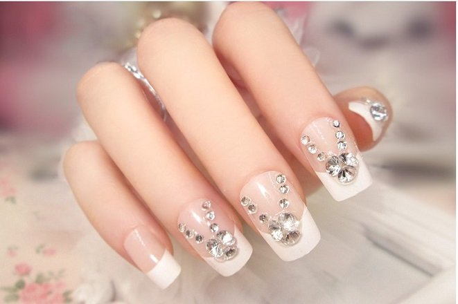 móng tay giả đính đá màu trắng