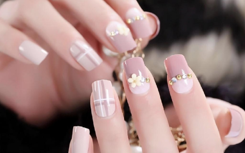 Tìm mua móng tay giả đính đá trên những trang bán hàng online cũng là lựa chọn vô cùng tiện lợi