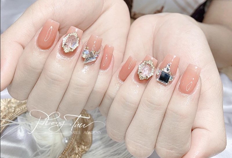 Phải trải qua rất nhiều công đoạn mới có thể hoàn thiện bộ móng úp chuẩn