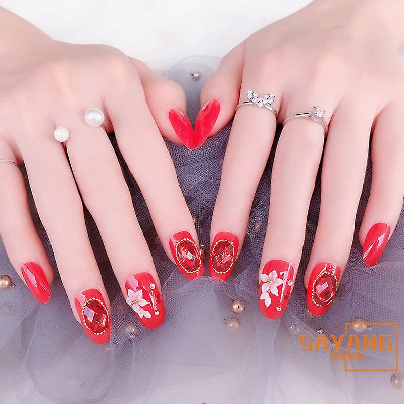 Mẫu nail màu đỏ đính đá