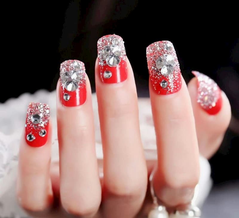Mẫu nail màu đỏ đính đá
