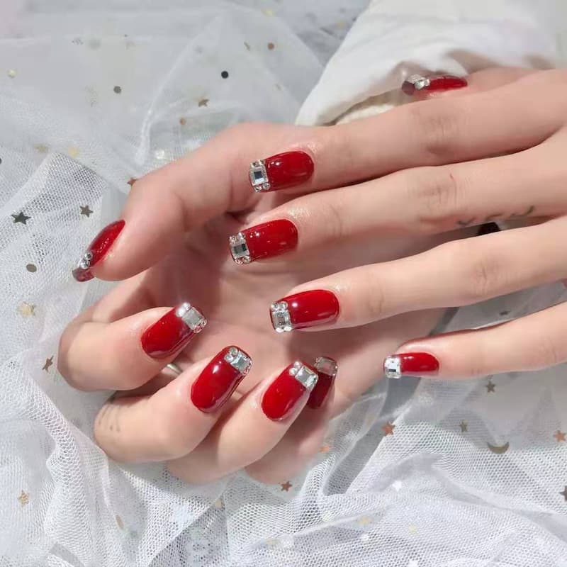 Mẫu nail màu đỏ đính đá