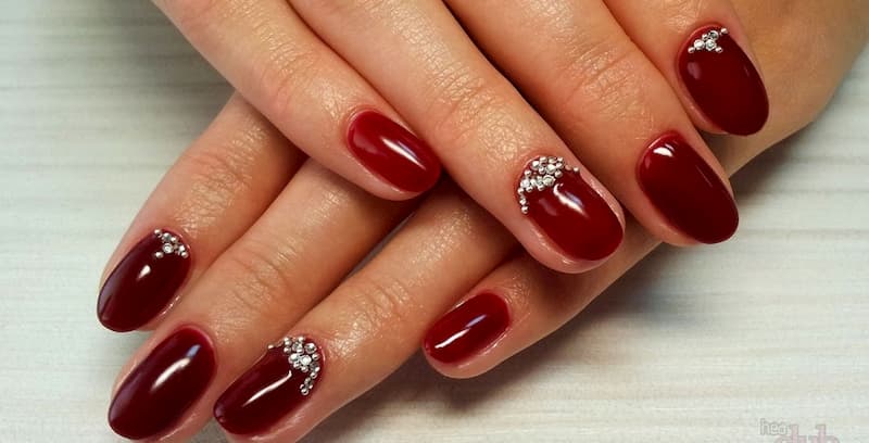 Mẫu nail màu đỏ đính đá