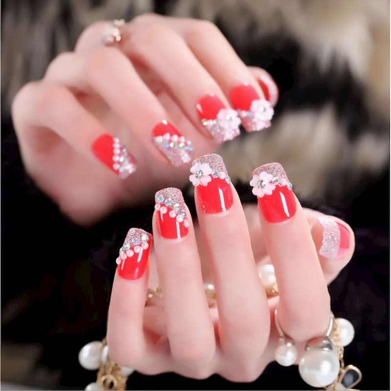 Mẫu nail màu đỏ đính đá