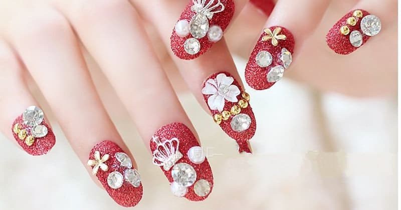 Mẫu nail màu đỏ đính đá