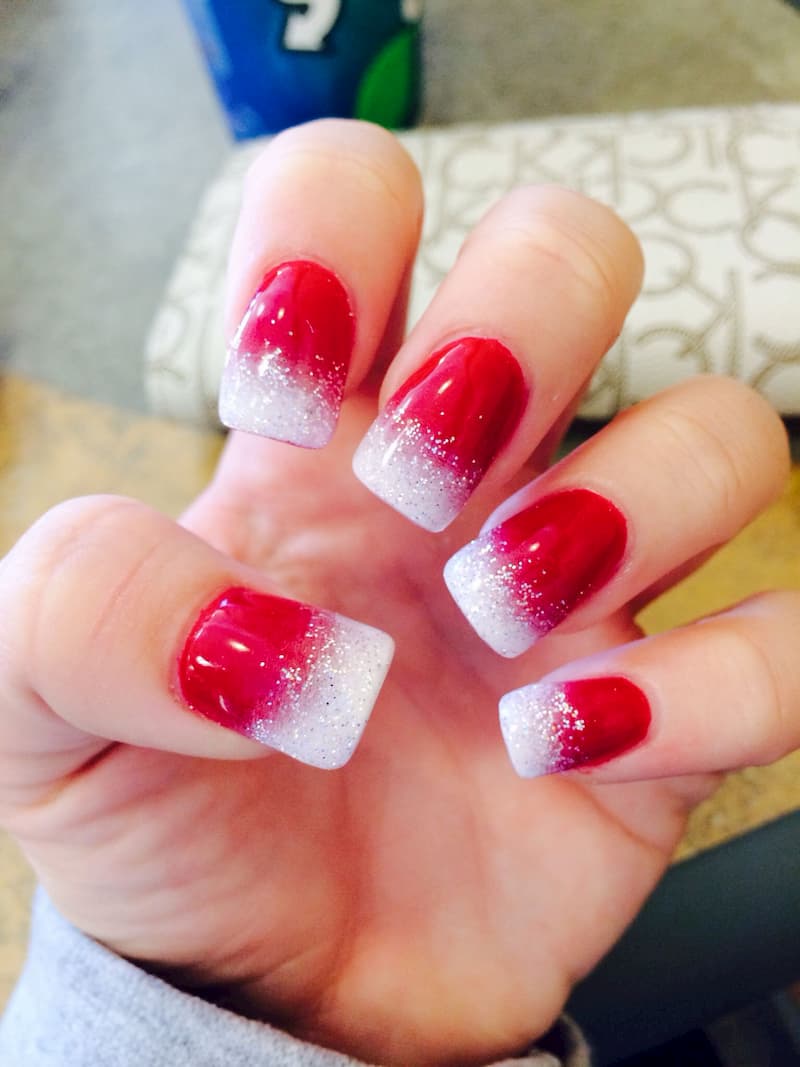 Mẫu nail màu đỏ trắng