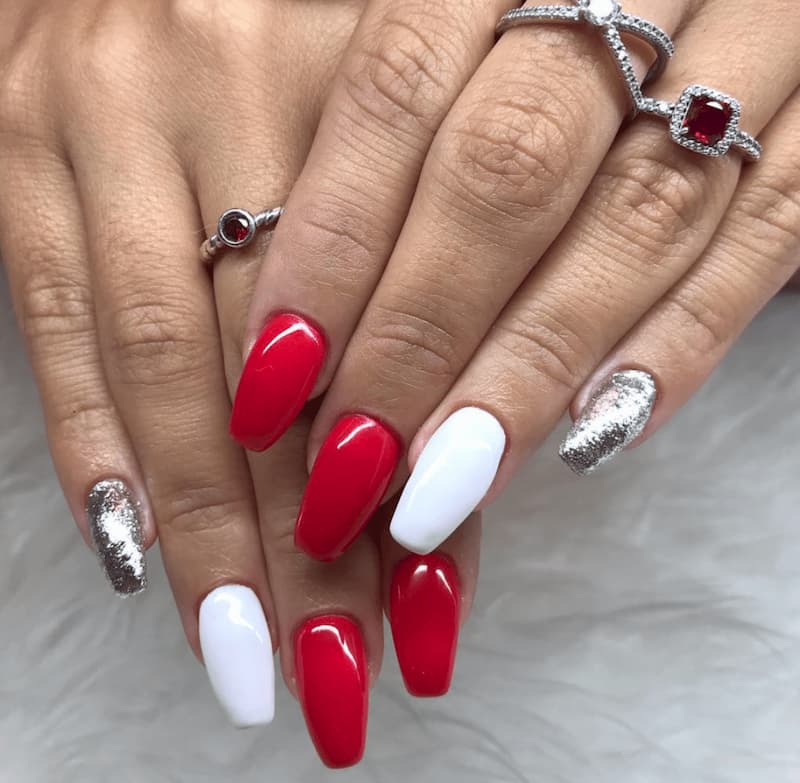 Mẫu nail màu đỏ trắng