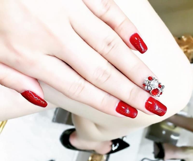 Mẫu nail màu đỏ tươi tỏa sáng năng động