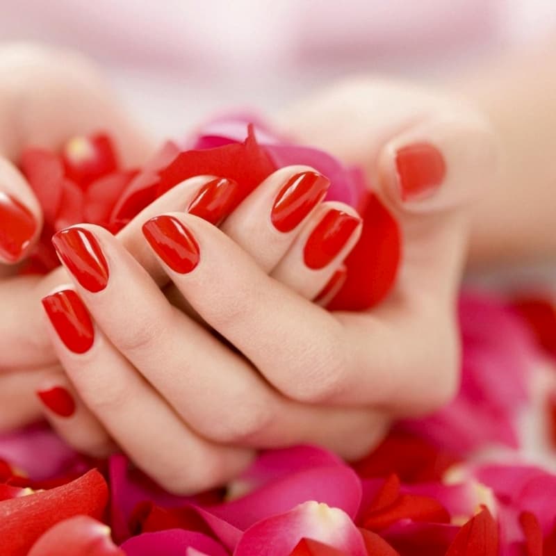 Mẫu nail màu đỏ tươi tỏa sáng năng động