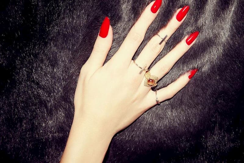 Mẫu nail màu đỏ tươi tỏa sáng năng động