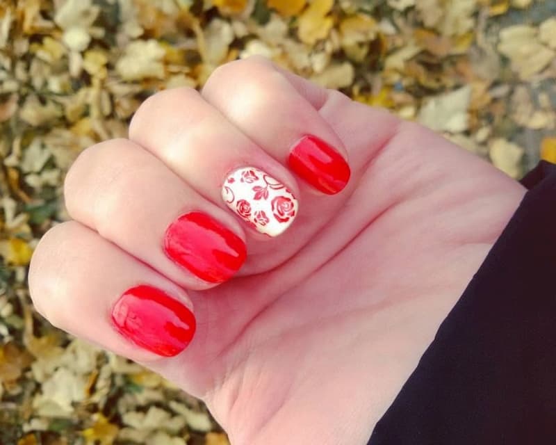 Mẫu nail vẽ hoa màu đỏ