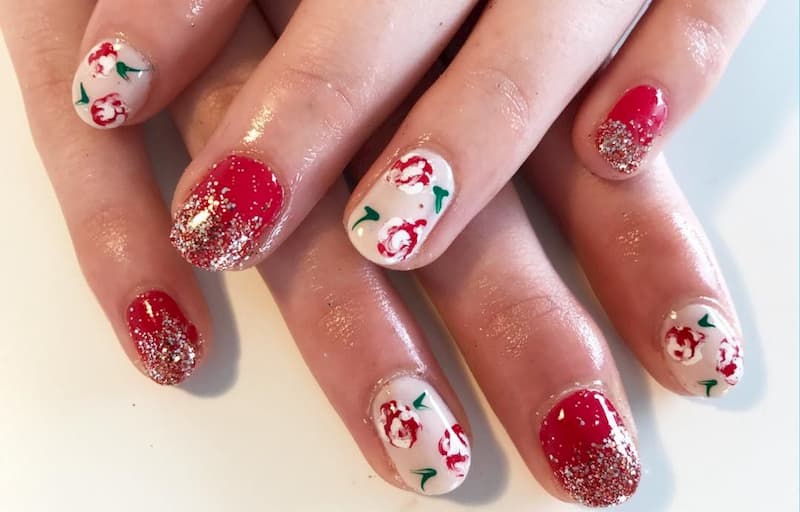 Mẫu nail vẽ hoa màu đỏ