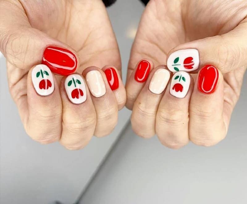 Mẫu nail vẽ hoa màu đỏ