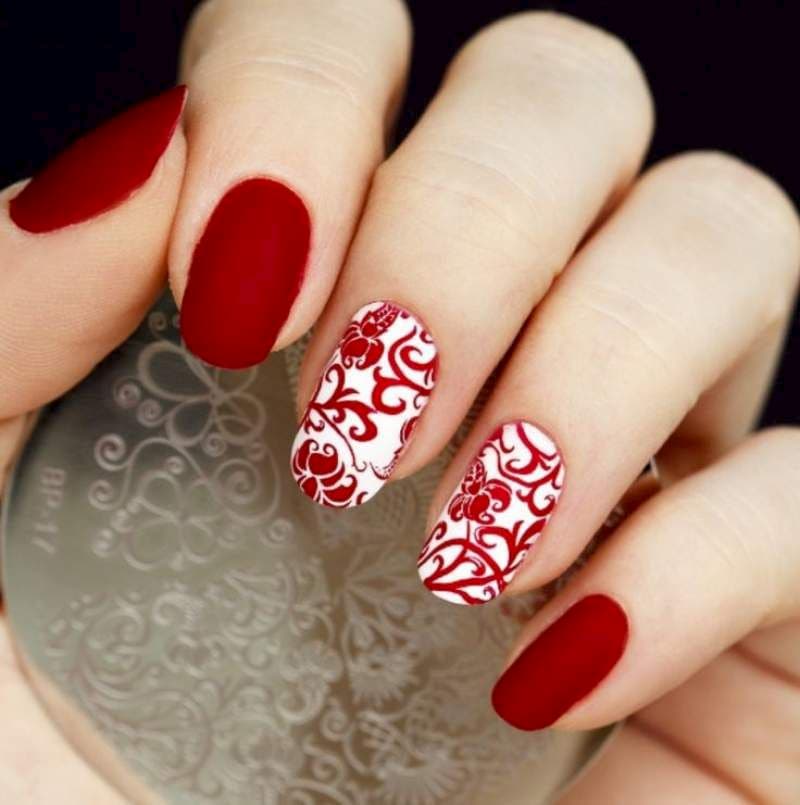 Mẫu nail vẽ hoa màu đỏ