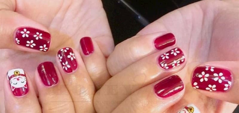 Mẫu nail vẽ hoa màu đỏ