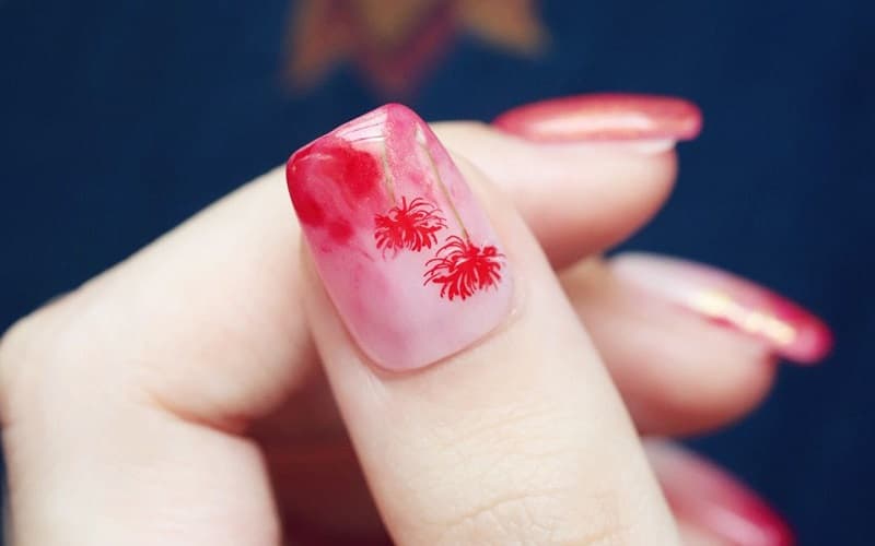 Mẫu nail hoa bỉ ngạn mang nỗi buồn và sự lưu luyến day dứt không rời