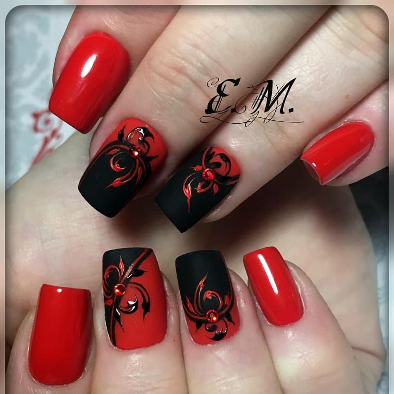 Mẫu nail hoa bỉ ngạn mang nỗi buồn và sự lưu luyến day dứt không rời