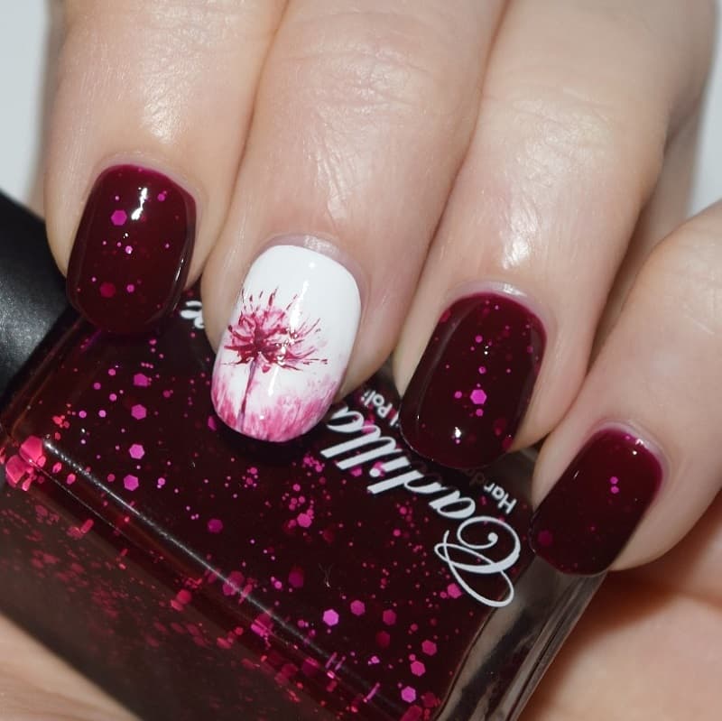 Mẫu nail hoa bỉ ngạn mang nỗi buồn và sự lưu luyến day dứt không rời